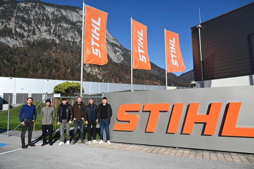 Praxisprojekt Stihl Häcksler | © FH Kufstein Tirol Teammitglieder vor dem Stihlgebäude | © FH Kufstein Tirol
