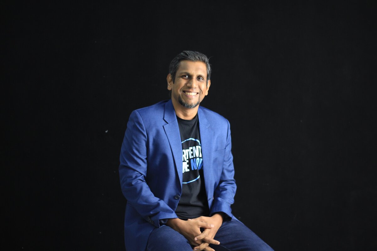 Gastvortrag Shamir Rajadurai | © privat Portrait mit schwarzem Hintergrund | © privat