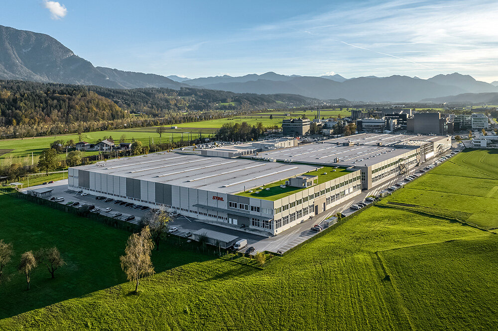 Tiroler Werk Stihl | © STIHL Tirol Werk Tirol mit Blick auf das Gebirge umgeben von Wiese | © STIHL Tirol