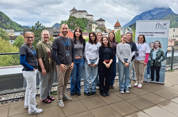 Gruppe auf der Dachterasse der FH Kufstein mit Festung als Hintergrund  | © FH Kufstein Tirol