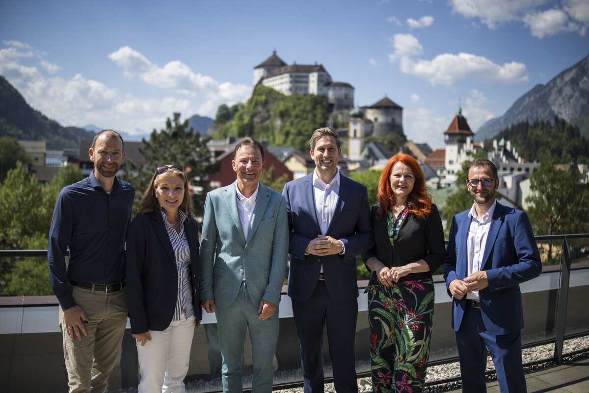 Besuch-Delegation-FH-Kufstein-Tirol-2-Mai-Aufnahme-Dachterrasse | © BKA/Dunker Politdelegation besucht FH Kufstein Tirol. | © BKA/Dunker