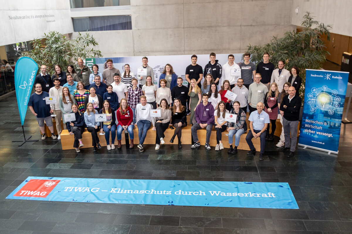 Energy-Next-Workshop-Gruppenbild-Aula-FH | © FH Kufstein Tirol Gruppenfoto der Teilnehmenden des Energy-Next-Workshops, aufgenommen in der Aula der FH Kufstein Tirol. | © FH Kufstein Tirol