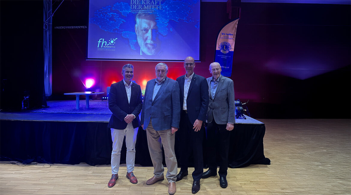 Management-Forum-Aufnahme-Festsaal-Dr-Franz-Fischler-Gruppenbild | © FH Kufstein Tirol Gruppenfoto anlässlich des Vortrags von Dr. Franz Fischler an der FH Kufstein Tirol, aufgenommen im Festsaal vor dem Podium. | © FH Kufstein Tirol