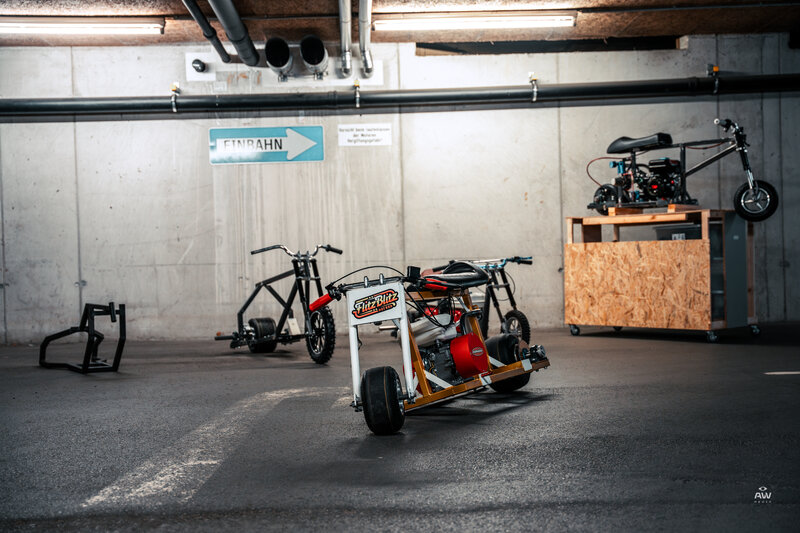 Mini-Bikes des Vereins Tiny-Torquer stehen nebeneinander in der Tiefgarage der FH Kufstein Tirol.  | © Alexander Wohlfart