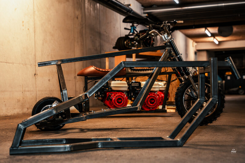 Mini-Bikes in unterschiedlichen Fertigungsstadien stehen in der Tiefgarage der FH Kufstein Tirol.  | © Alexander Wohlfart