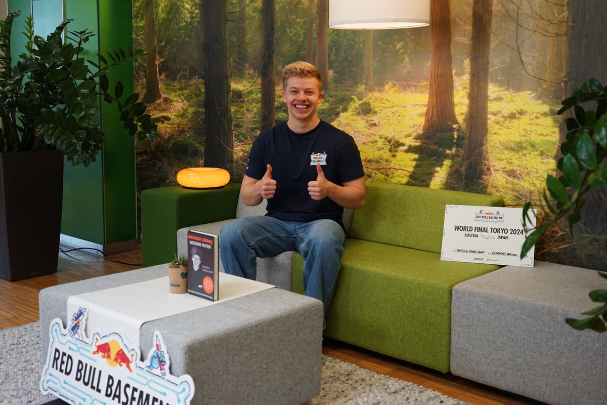 Stories-behind-Students-Patrick-Funke-Rapp | © FH Kufstein Tirol Patrick Funke-Rapp auf der grünen Couch in der Kubi im Interview für das Videoformat Stories behind Students. | © FH Kufstein Tirol