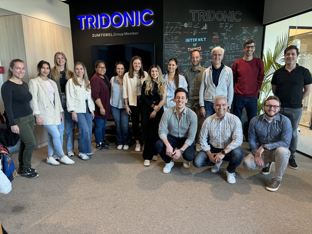 ERP-Master-Studienreise-Porto | © FH Kufstein Tirol Die Teilnehmenden der ERP-Studienreise auf einem Gruppenfoto aufgenommen im IT Competence Center von Tridonic / Zumtobel in Porto. | © FH Kufstein Tirol