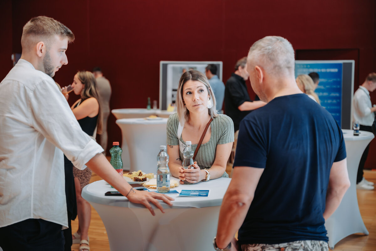 KI-Kongress-Gruppe-Personen-fachlicher-Austausch | © FH Kufstein Tirol Personengruppe im fachlichen Austausch am Rande des 1. KI-Kongresses der FH Kufstein Tirol. | © FH Kufstein Tirol