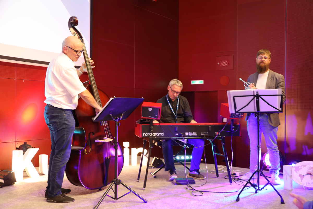 Kurt-Hoffmann-Abschiedsvorlesung-musikalische-Einlage | © FH Kufstein Tirol Musikalische Einlage dreier Kollegen: Prof. (FH) Dr. Johannes Lüthi (Piano), Dr.-Ing. Wolfgang Woyke (Bass) und Prof. (FH) Dipl.-Ing. Thomas Schmiedinger, PhD (Trompete) | © FH Kufstein Tirol
