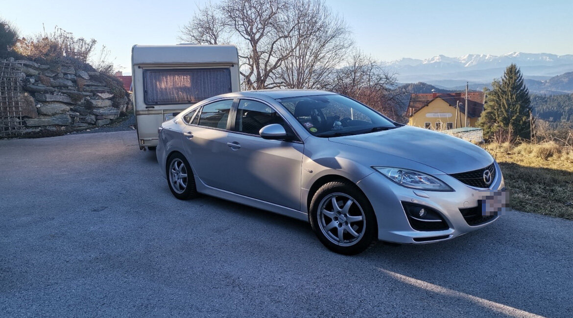 Kurt-Hoffmann-Inseec-BBA-Start-Reise-Kaernten | © privat Das Wohnwagengespann von Prof. (FH) Mag. Kurt Hoffmann, im Hintergrund ist die Landschaft Kärntens zu sehen. | © privat
