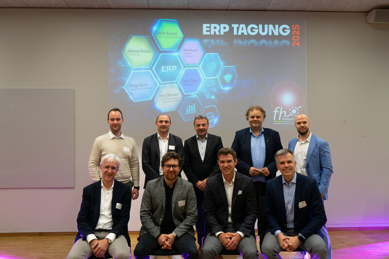 Vortragende vor dem Layout der ERP-Fachtagung | © FH Kufstein Tirol