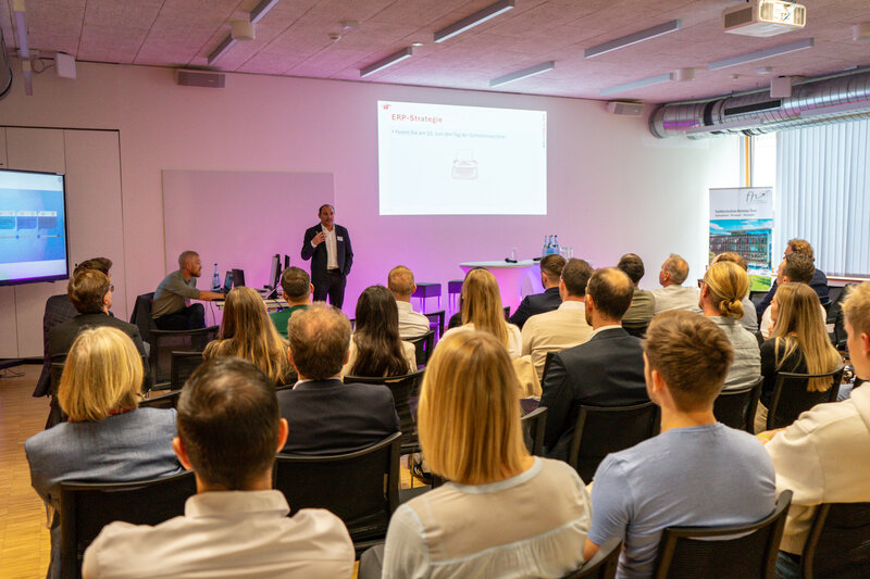 Personen vor dem Publikum zeigen die Inhalte der Präsentation. | © FH Kufstein Tirol