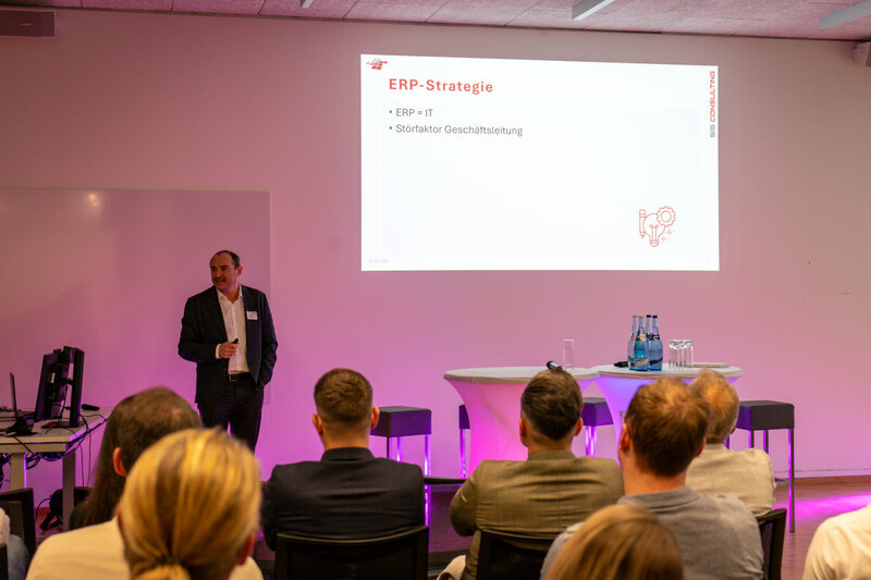 Person erklärt Inhalte der Präsentation zur ERP-Strategien | © FH Kufstein Tirol