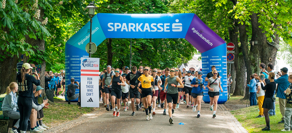 Auf einem Weg im Innsbrucker Park ist der Start mit laufenden Teilnehmenden. | © Sebastian Gogl