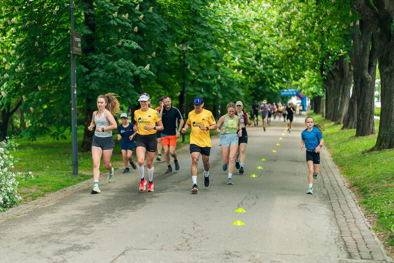 Mehrere Läufer:innen kurz nach dem Start im Hintergrund noch das Sparkassen-Start/Zielbogen | © Sebastian Gogl