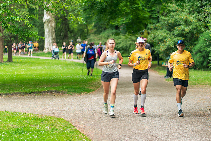 drei Läufer:innen im Park | © Sebastian Gogl