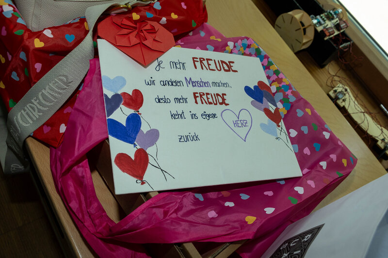 Ein bunt verpacktes Geschenk mit einer Karte. | © FH Kufstein Tirol 