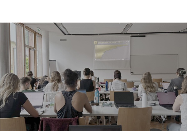 Ein Klassenraum mit Schülern von hinten. | © FH Kufstein Tirol 