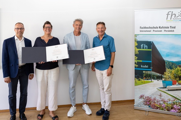 Rektor Prof. (FH) PD Dr. Mario Döller, Prof. (FH) PD Dr. Agnes Bidmon, Hon.-Prof. (FH) Dr. Richard Mayr und FH-Geschäftsführer Prof. (FH) Dr. Thomas Madritsch – Bidmon und Mayr mit ihren frisch verliehenen Urkunden. | © FH Kufstein Tirol. 