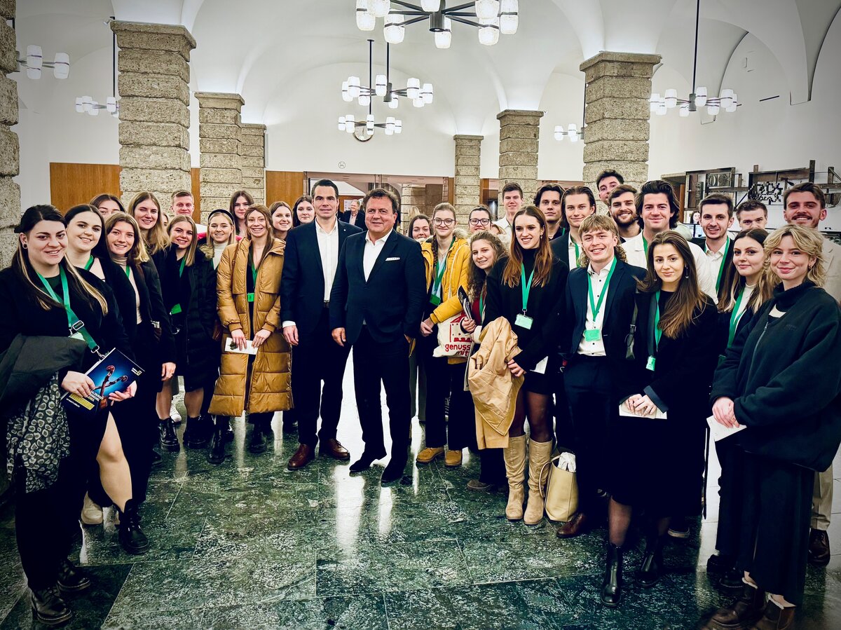 Die Studierendengruppe aus dem Studiengang Sport-, Kultur- & Veranstaltungsmanagement im Foyer des Festspielhauses Salzburg.