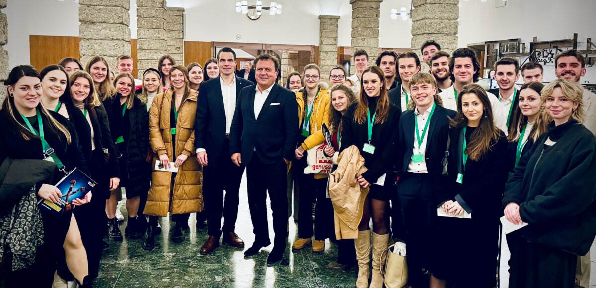 Die Studierendengruppe aus dem Studiengang Sport-, Kultur- & Veranstaltungsmanagement im Foyer des Festspielhauses Salzburg.
