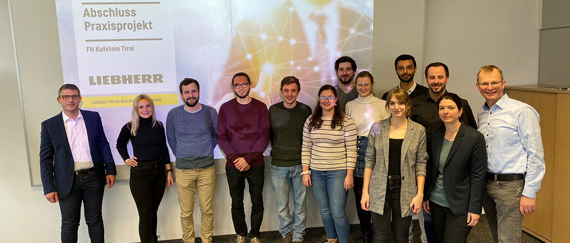 Die Studierenden der FH Kufstein Tirol bei der Präsentation ihrer Weblösungen bei Liebherr.