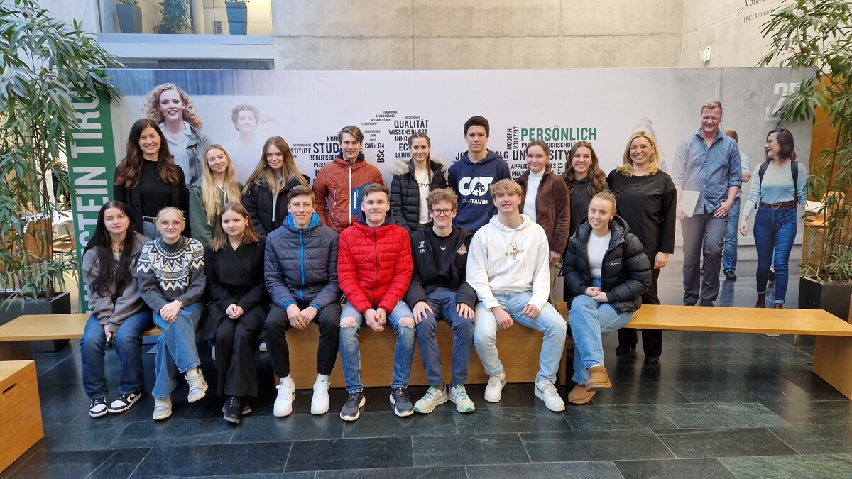 Besuch_HAK_Tamsweg_2024 Die Schüler:innen der HAK Tamsweg in der Aula der FH Kufstein Tirol.