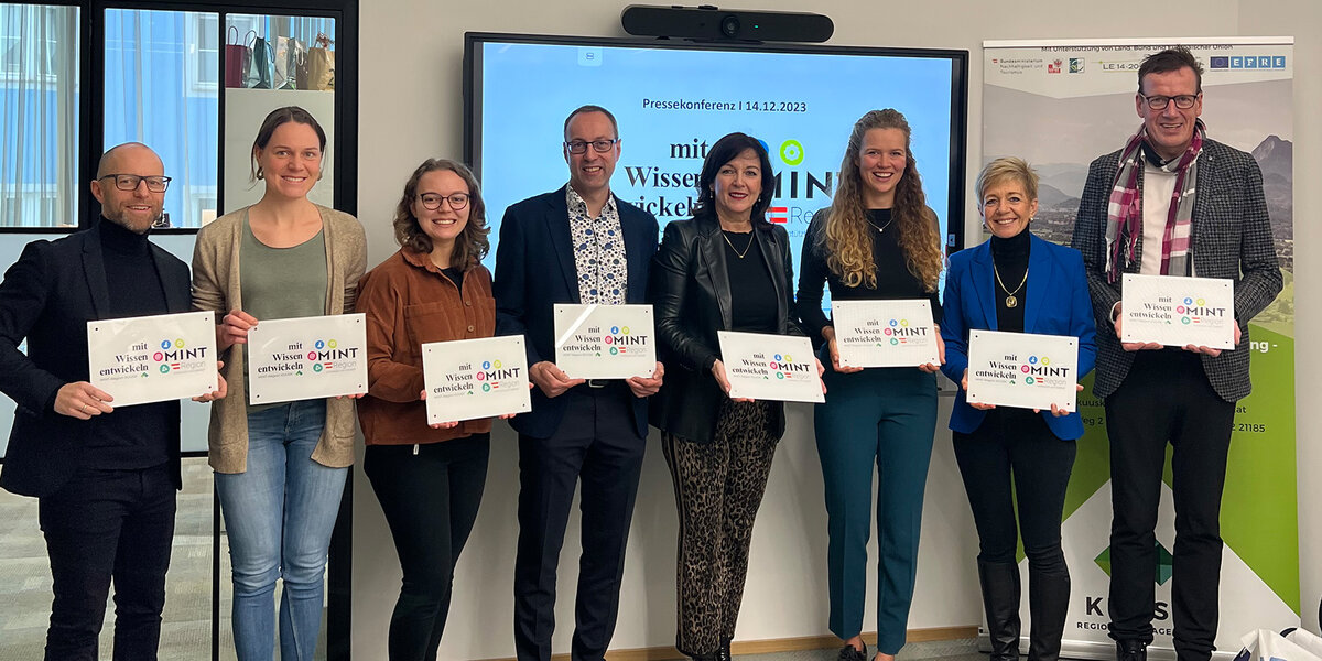 Gruppenfoto bei der Preisverleihung des MINT-Labels „Mit Wissen entwickeln“ am 14.12.2023.