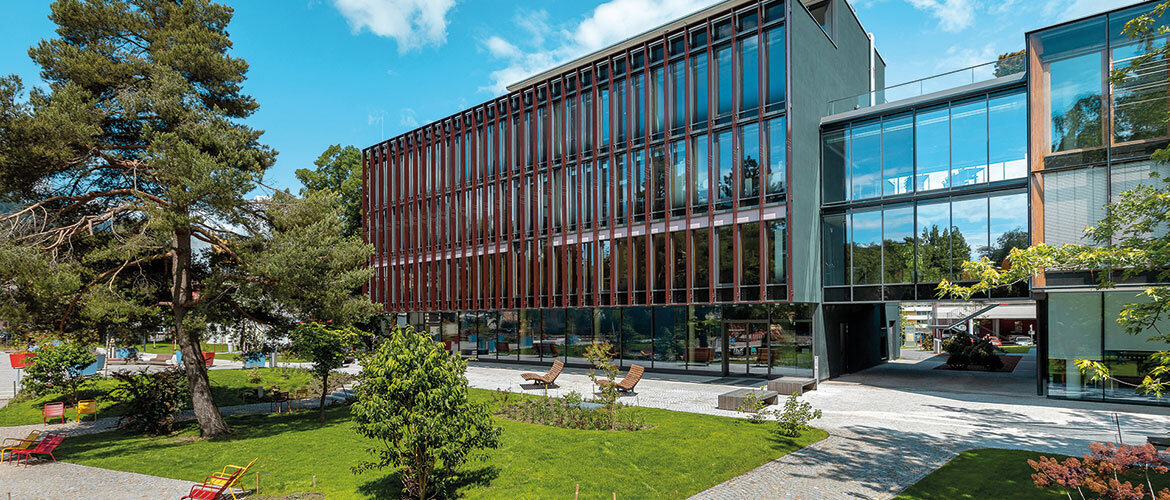 Campus der FH Kufstein Tirol Aussenansicht der FH Kufstein Tirol aus dem Stadtpark im Sommer.