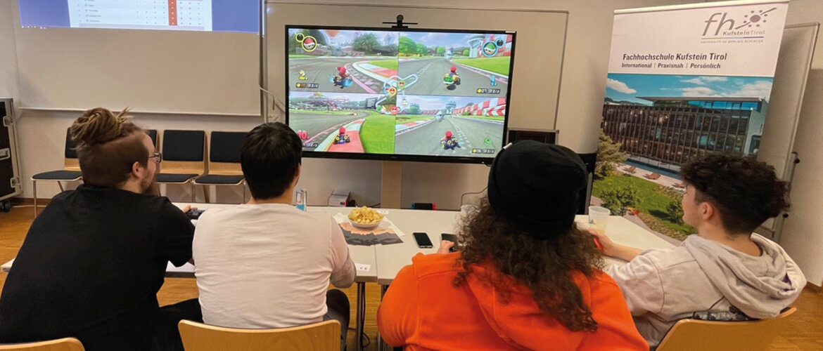Teilnehmende des eCup Tirols beim Mario Kart spielen in einem Hörsaal der FH Kufstein Tirol.