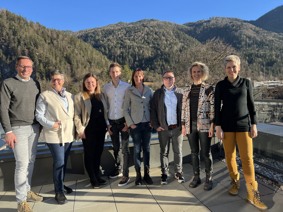 praxisprojekt_wohnkonzept_plegebeduerftige_menschen Studierende gemeinsam mit den Projektpartnern auf der Dachterrasseder FH Kufstein Tirol.