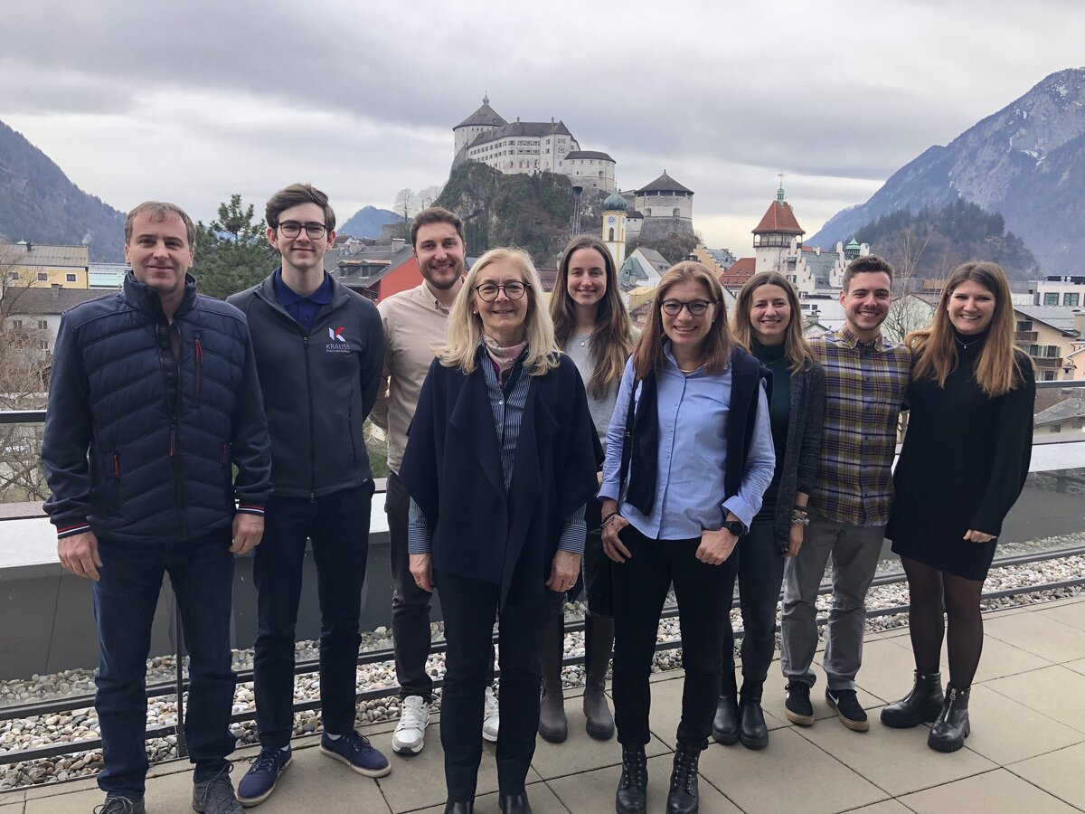 Das ERP-Projektteam mit Produktionsleiter, Juniorchef und Seniorchefin der Firma Krauss während der Abschlusspräsentation an der FH Kufstein Tirol.