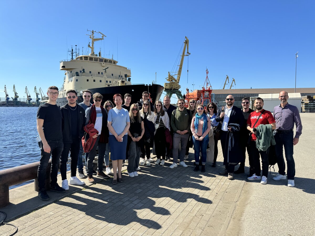 Die Gruppe von Studierenden im Freihafen von Riga.