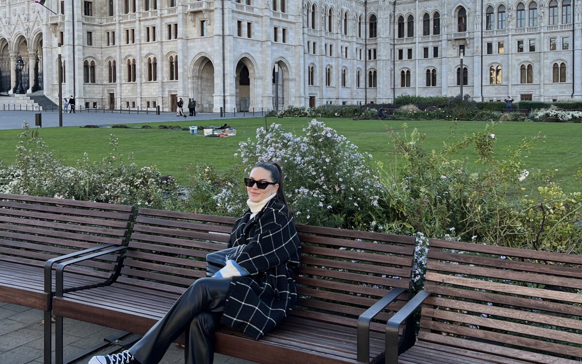 Melanie Sadler, Studentin der FH Kufstein Tirol, vor dem ungarischen Parlament in Budapest während ihres Auslandsjahres.