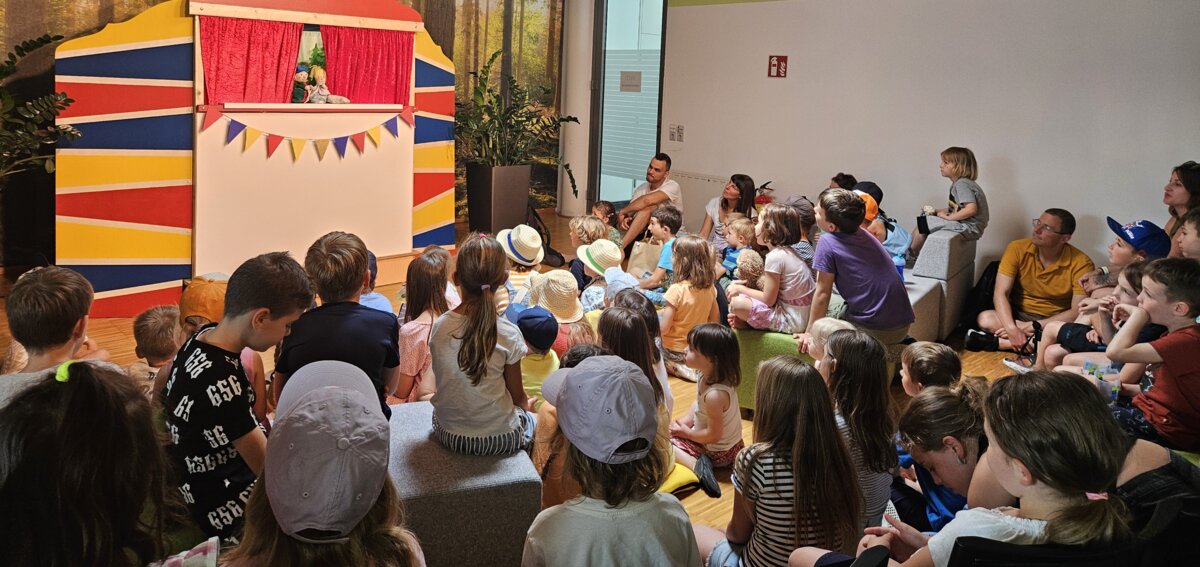 Kinder beim Puppentheater "Der Buchstabenklau", einem Highlight des kubi Kinderliteraturfestivals.