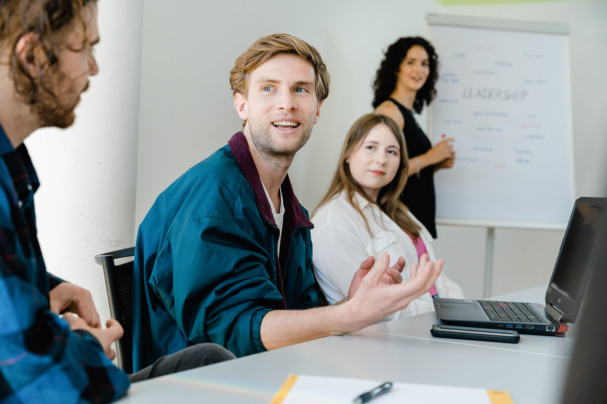 Studierende im Klassenzimmer der FH Kufstein Tirol, neue MINT-Studienplätze ab 2025/26