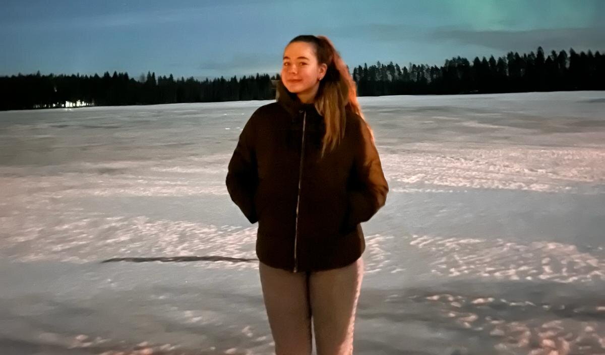 Luisa Fischer bei ihrem Auslandsjahr in Finnland, im Hintergrund sind die Nordlichter zu sehen. 