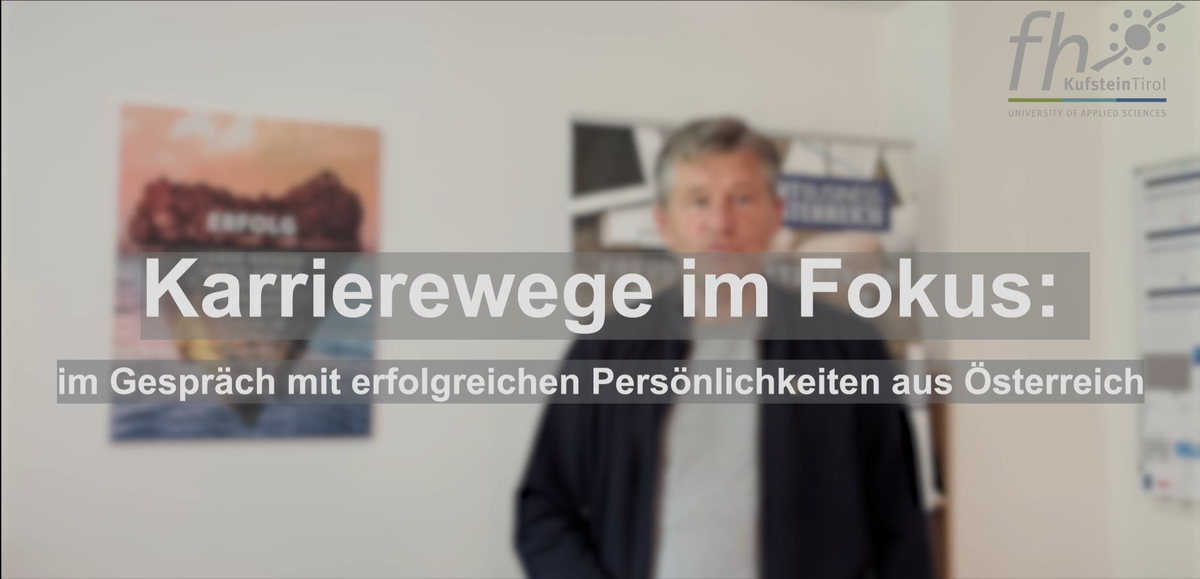 Screenshot eines Videos mit einem Mann im Hintergrund und Schrift im Vordergrund.