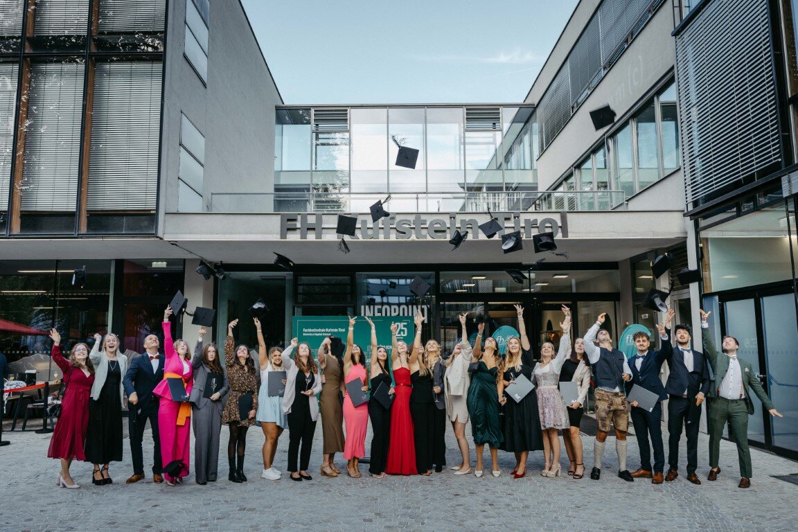 Jubelnde-Spondierende-vor-FH-Kufstein-Tirol Jubelnde Spondierende vor dem Gebäude der Fachhochschule Kufstein Tirol.