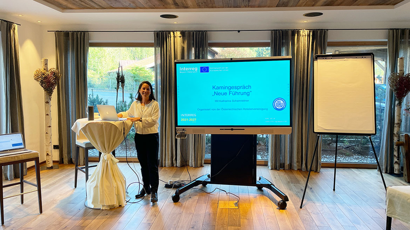 Kristin Oberweger am Stehtisch vor Leinwand 