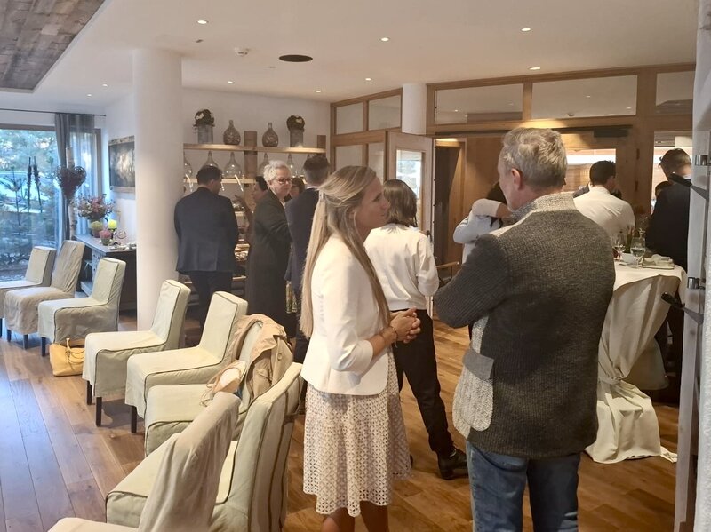 Teilnehmer:innen unterhalten sich 