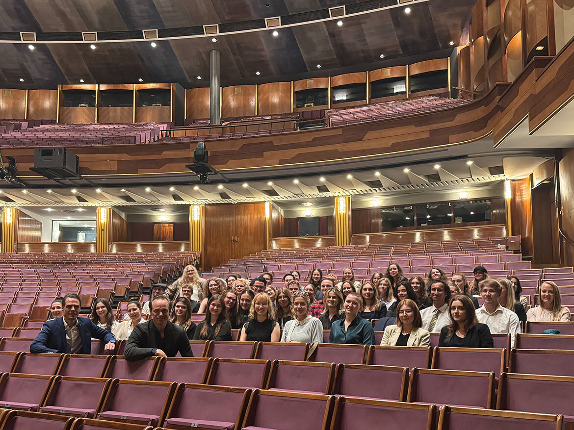 Gruppenfoto im Konzertsaal quer