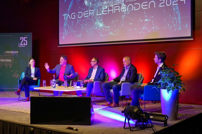 Diskutierende auf dem Podium anlässlich des Tags der Lehrenden an der FH Kufstein Tirol. 