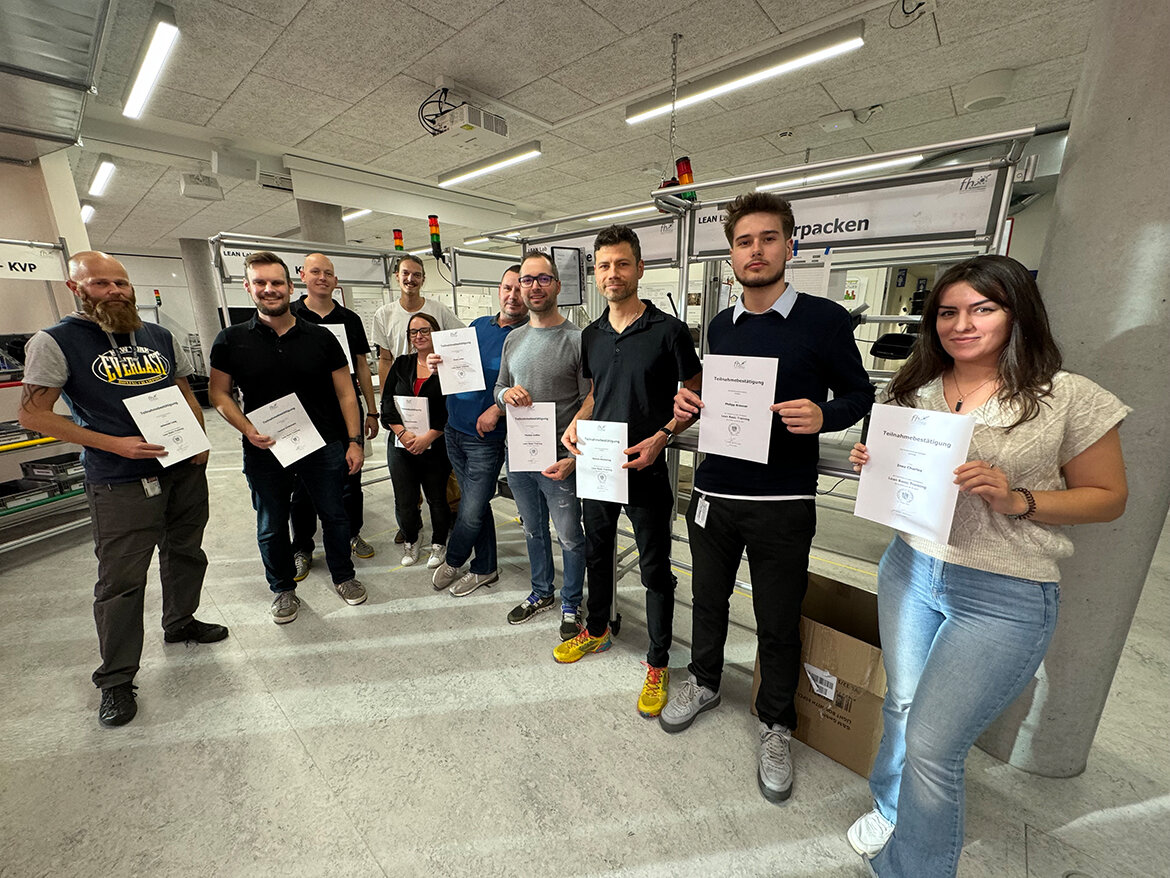 Teilnehmer:innen im Lean Lab mit Teilnahmezertifikat in den Händen