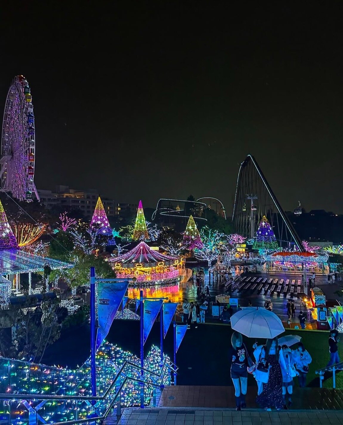 Blick auf Freizeitpark in Tokyo mit Weihnachtsbeleuchtung
