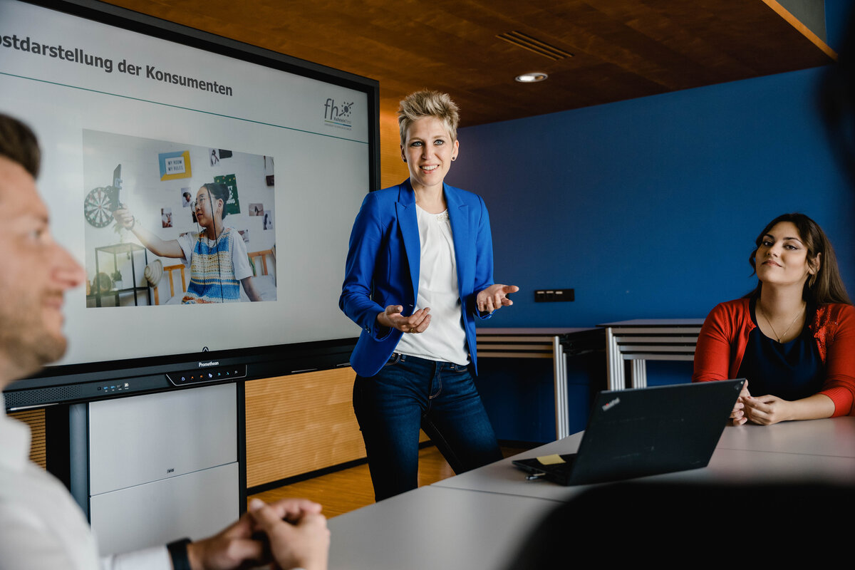 Prof. (FH) Dr. Kristina Kampfer im Dialog mit Teilnehmenden: Praxisnahes Wissen und direkte Anwendbarkeit stehen im Fokus der MBA-Programme.