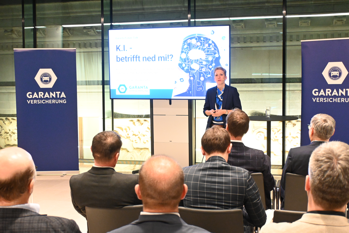 prof-fh-kristina-kampfer-vortrag-ki-automobilbranche Prof. (FH) Dr. Kristina Kampfer bei ihrem Vortrag zu KI und Automobilbranche