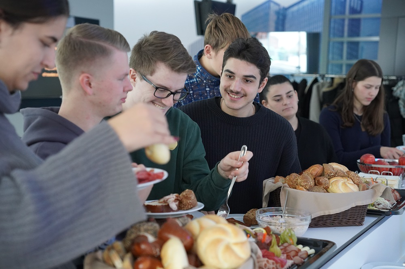 Studenten schöpfen sich zu essen