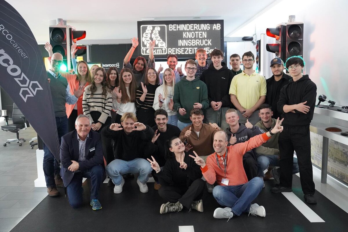 Gruppenfoto der Studierenden mit lustigen Gesten