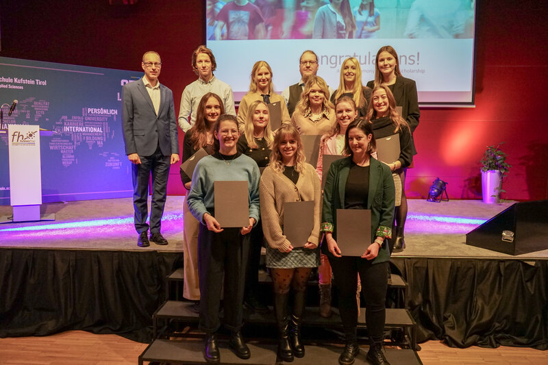 Gruppenbild ENM/FIM/FMI-Studierende anlässlich der Verleihung der Leistungsstipendien an der FH Kufstein Tirol.